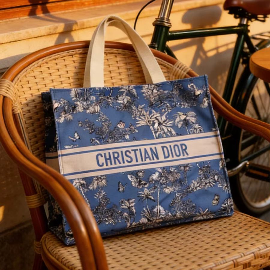 Beauty Makeup Dior - Dior's luxuriöse, maßgefertigte blaue Handtasche mit