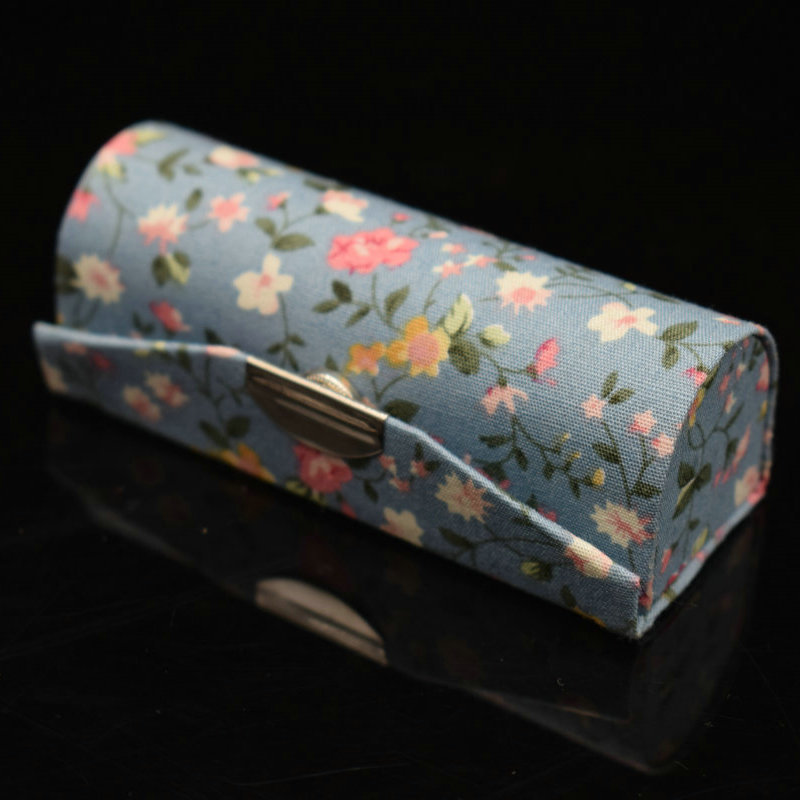 Retro gestickte Blumen-Designs – Beauty Kiss Makeup Bewertung und Preis